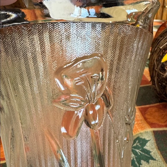 Jeannette glass iris herringbone 9" vase - VINTAGE - Picture 5 of 5